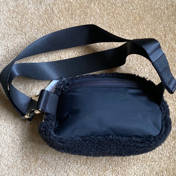 Lululemon Everywhere Belt Bag black fleece gold hardware luxe nwt waist pack - Picture 7 of 10